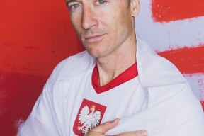 壹号- 莱万多夫斯基在德国队比赛中表现优异，战术调整引发热议！气势如虹延续