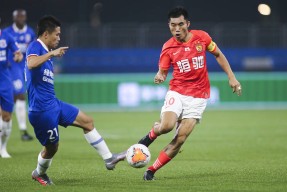 壹号娱乐- 中超球迷发生激烈冲突 